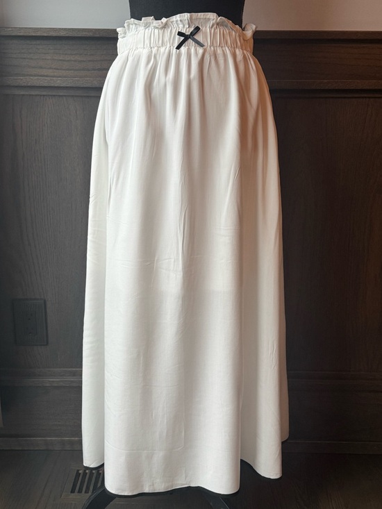 Etosell Dresses & Skirts - Women's white  Skirt with Elastic Waist and Black Bow and trim Detail NWOT M